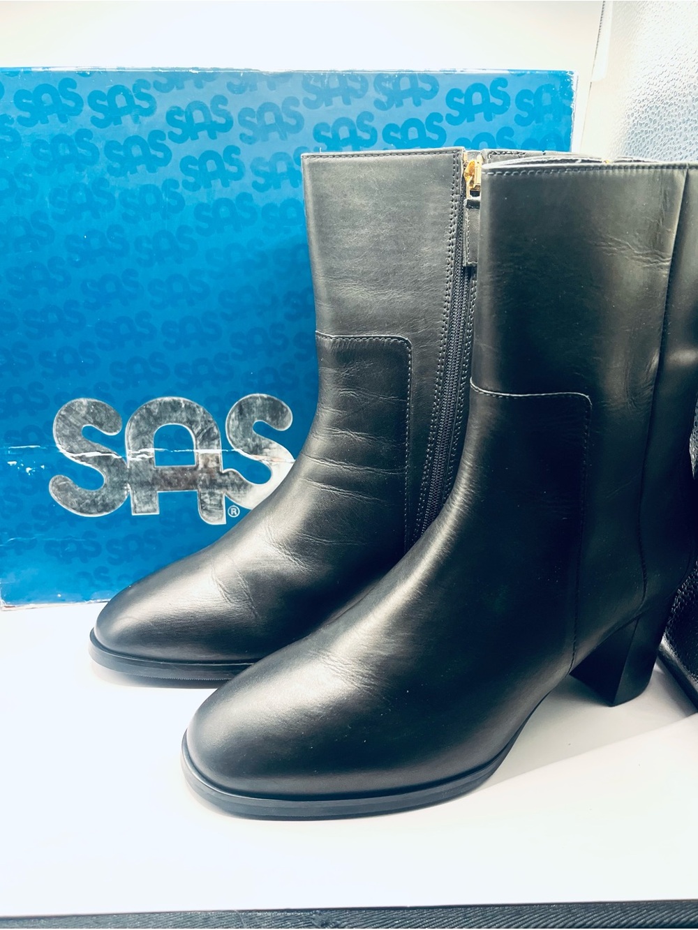 SAS New Women's 10W Black Leather Zip Heeled Leather Boots
